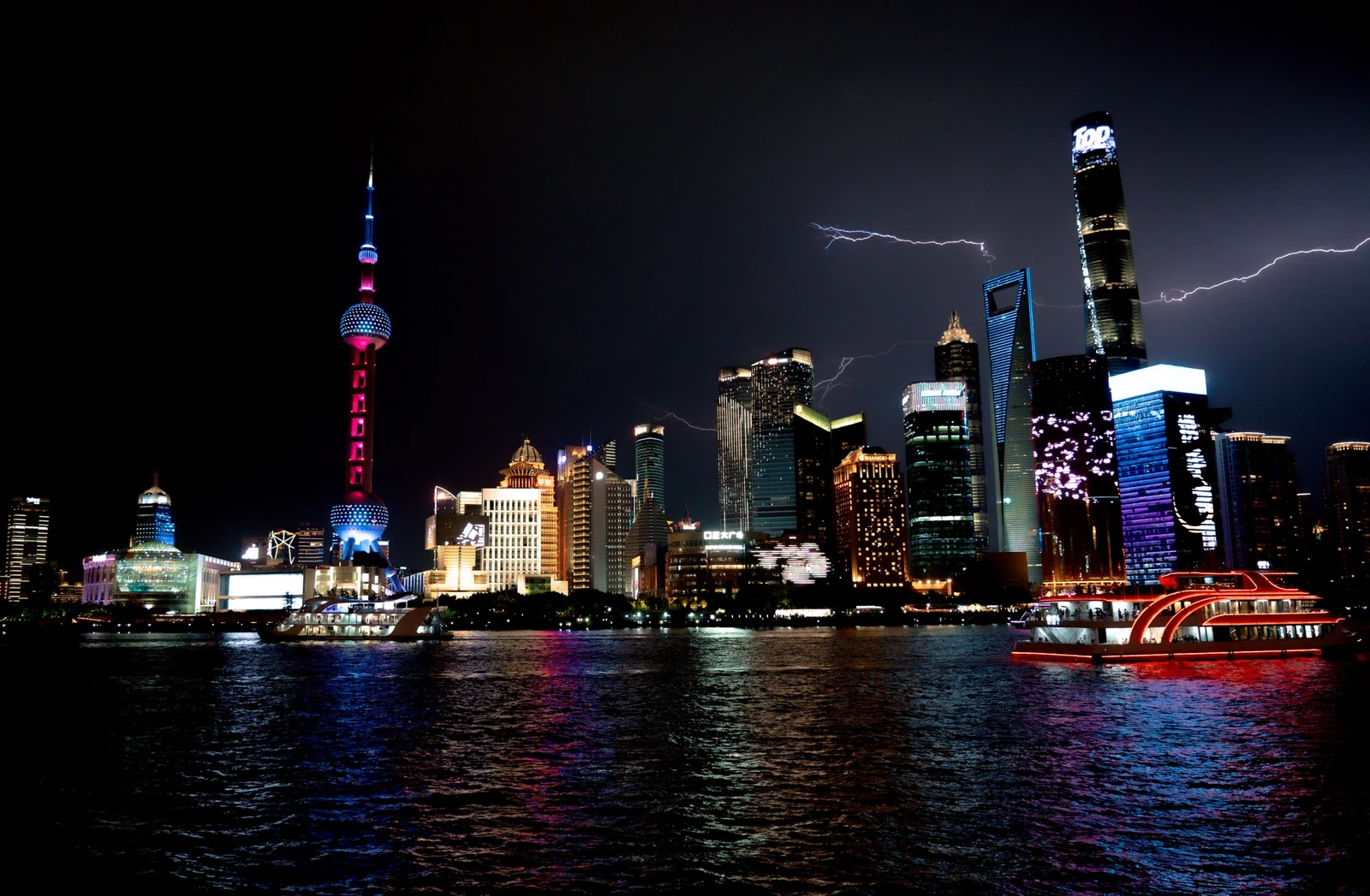 雨夜外滩：偶然与等待，照片 1