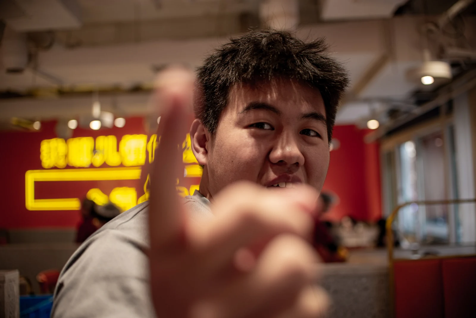 寒假牌局：电竞酒店里的另一场游戏，照片 4